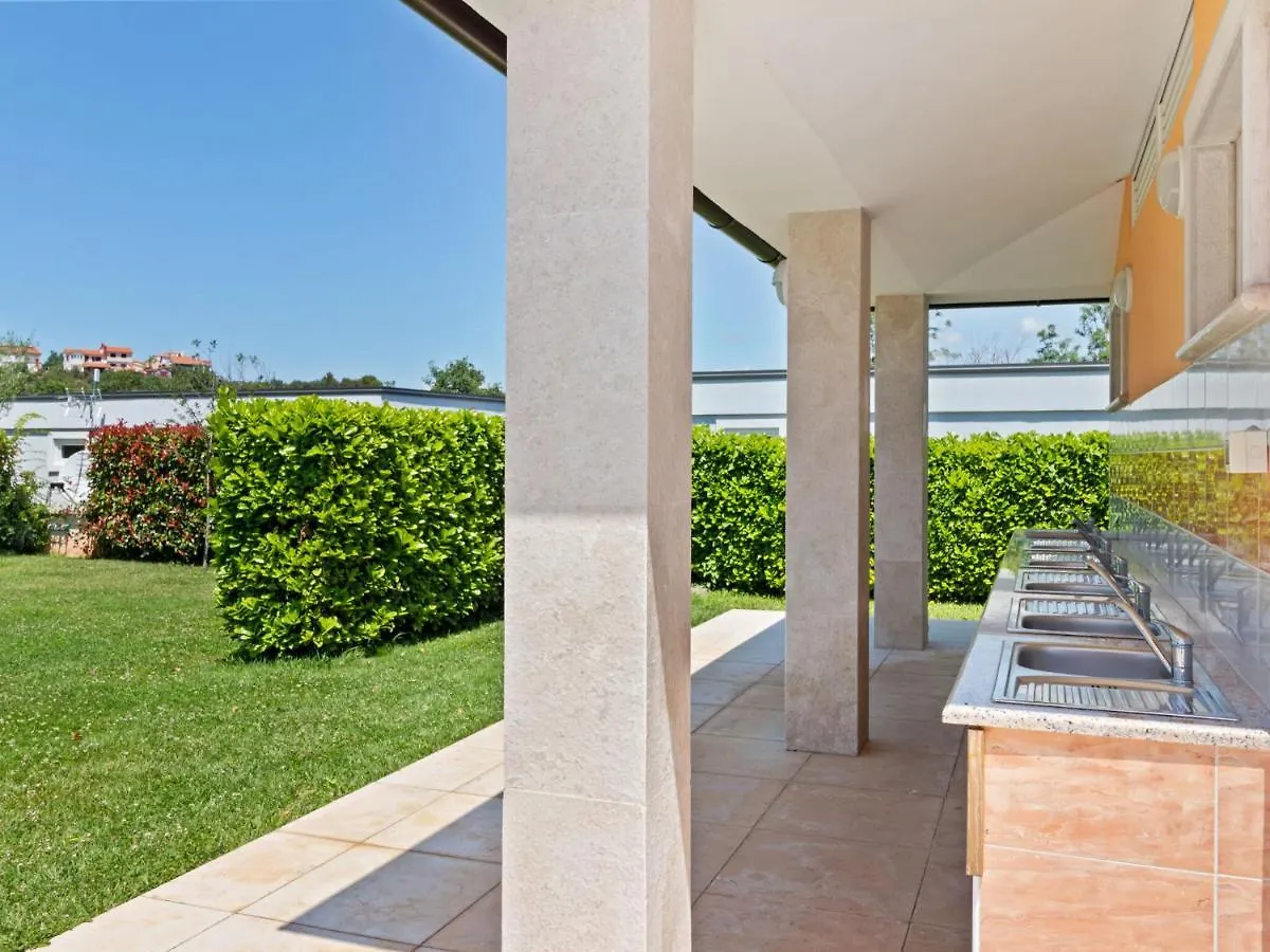 Holiday home Appealing Mobile Home In Banjole With Garden