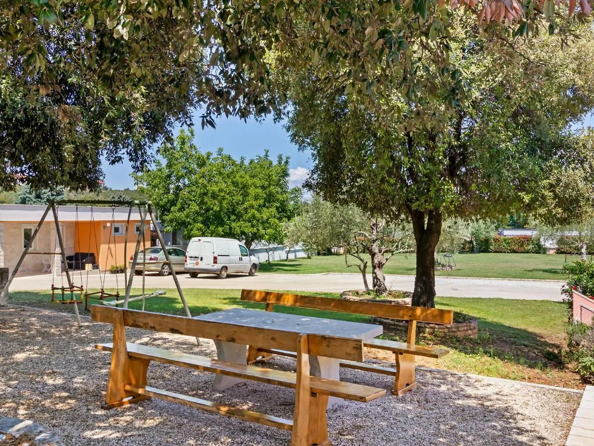Holiday home Appealing Mobile Home In Banjole With Garden