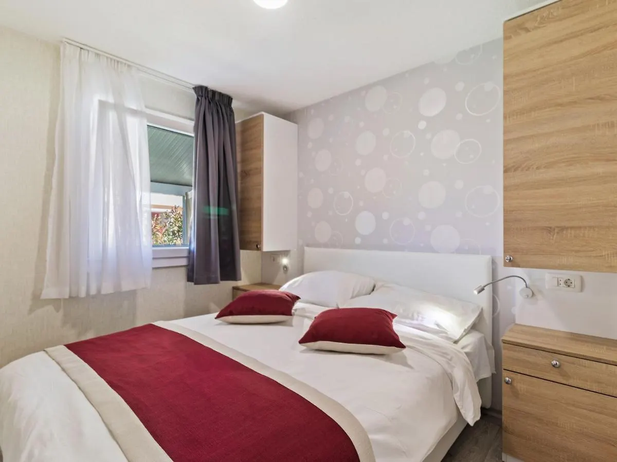 Appealing Mobile Home In Banjole With Garden 0*,