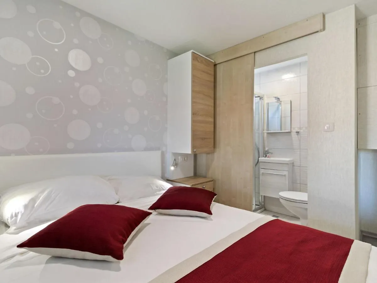 Holiday home Appealing Mobile Home In Banjole With Garden