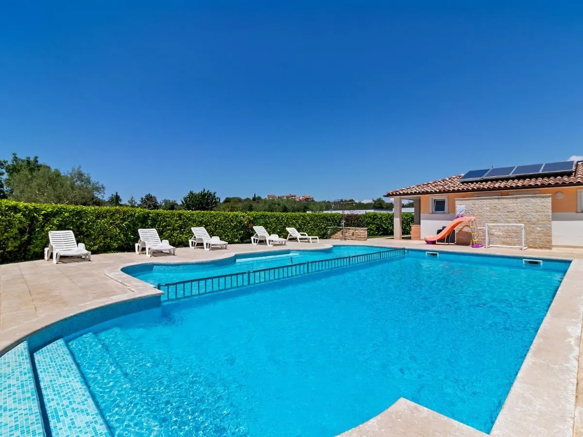 Appealing Mobile Home In Banjole With Garden Holiday home